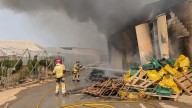 Bomberos extinguen un incendio en una nave industrial en Águilas (Murcia)