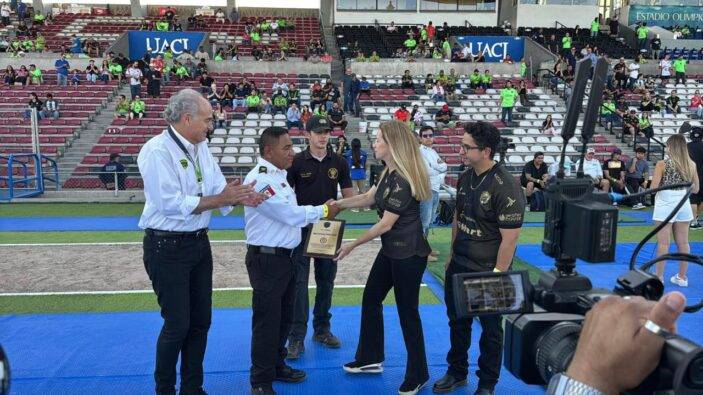 Rinde FC Juárez homenaje al Heroico Cuerpo de Bomberos 