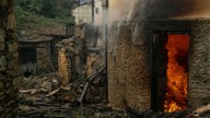 Cuatro bomberos sufren quemaduras en los incendios en Galicia este lunes