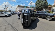 Se pasa el rojo y provoca choque-volcadura en Ortiz Mena