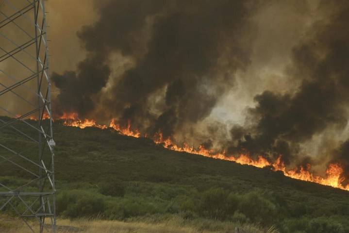 La ola de incendios en Galicia arrasa 43.500 hectáreas y deja el fuego más grande de su historia