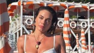 Emilia Attias deslumbró en el verano italiano con sus looks: de la microbikini a la túnica naked