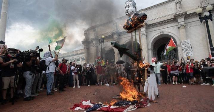 Arrestan a hombre por quemar la bandera de EEUU para protestar contra la orden de Trump