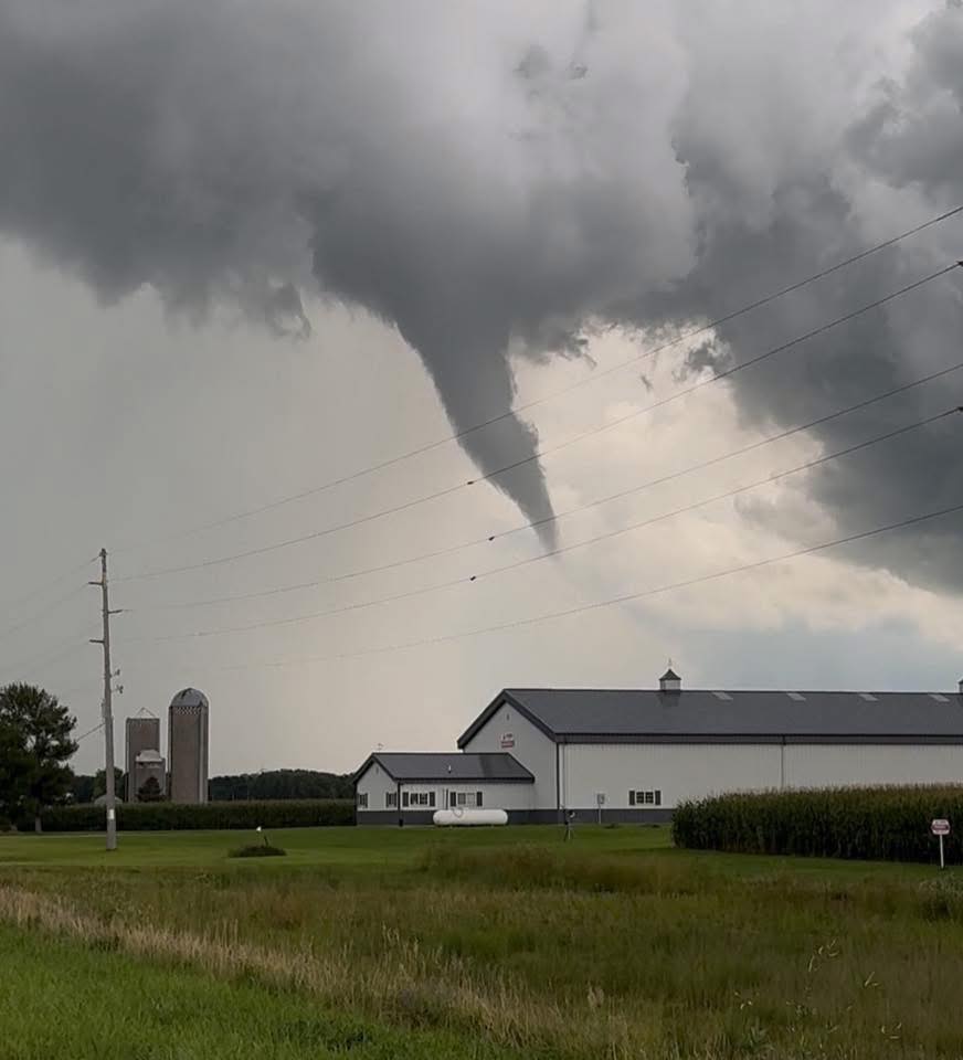 🌪 Tornadoes Spotted Over Northern Iowa Tonight