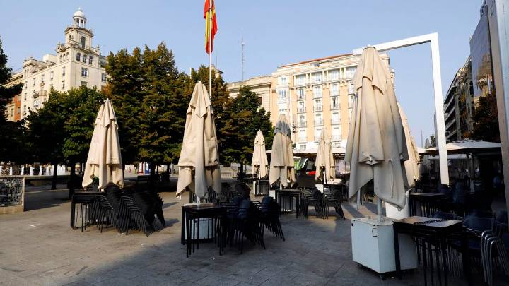 Zaragoza se vacía en agosto y los negocios se adaptan: "Hay bares del centro que cierran dos semanas. Antes eso no pasaba"
