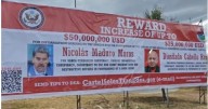 Instalan valla en la frontera con anuncio de recompensa por Nicolás Maduro