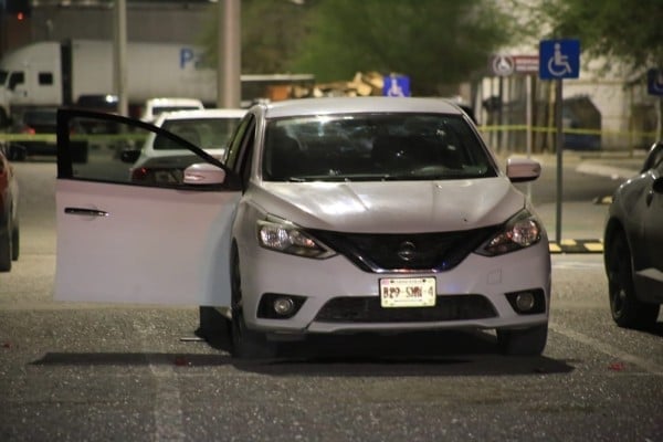 Ejecutan a hombre en estacionamiento de centro comercial