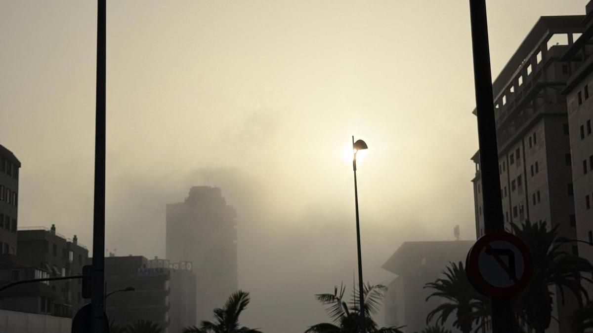 Santa Cruz de Tenerife, 'oculta' entre la neblina