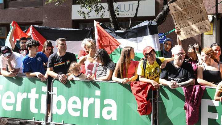Unos manifestantes a favor de Palestina cortan el paso al equipo Israel en la Vuelta