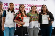 Brugada entrega apoyos a damnificados por lluvias
