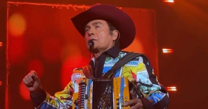 Jorge Hernández de Los Tigres del Norte se cae en pleno escenario de la Fenapo