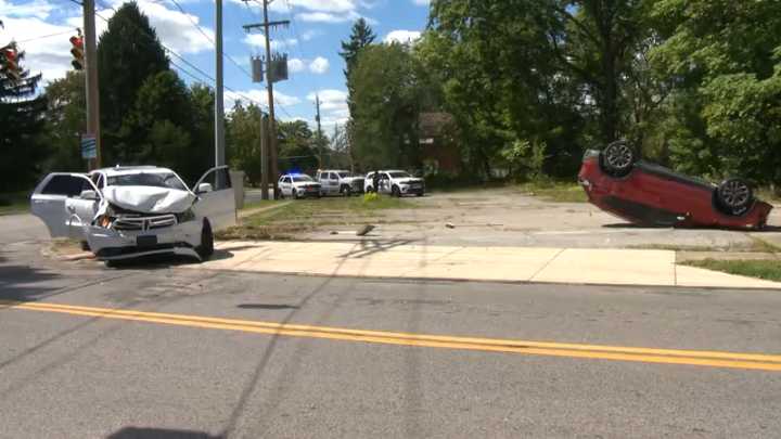 Responders arrive at scene of rollover crash in Youngstown
