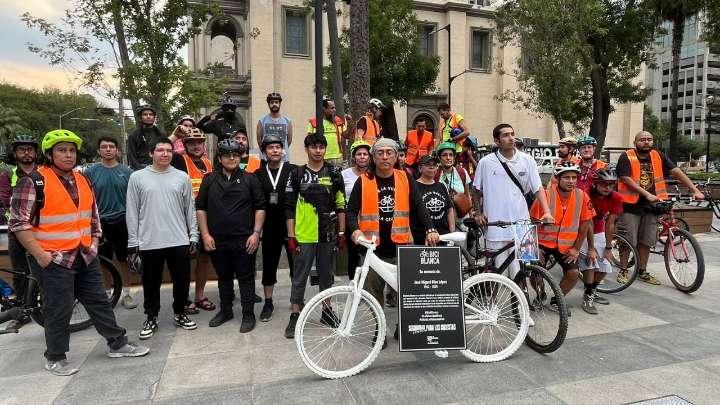 Cuelgan bici blanca en memoria de atropellado por Fuerza Civil
