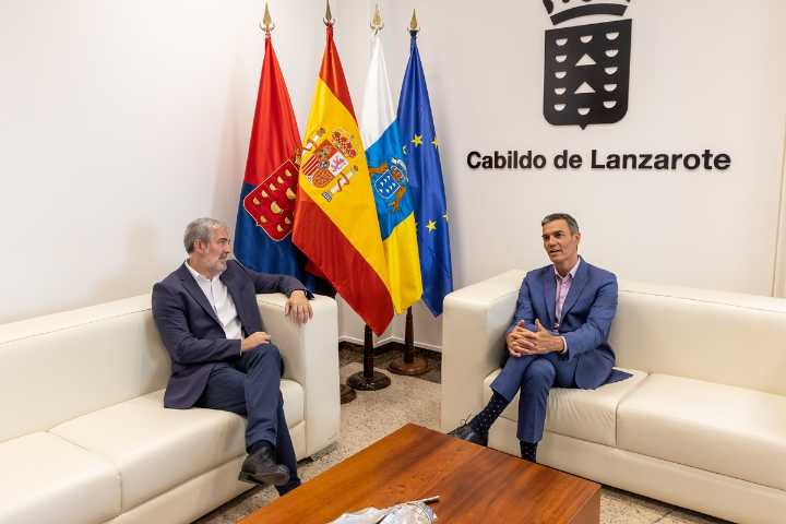 Sánchez traslada el “compromiso” de “seguir trabajando” con Clavijo en la agenda canaria y el “reto” migratorio