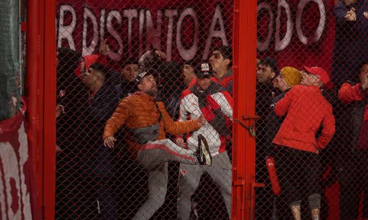 Caos en la Copa Sudamericana: disturbios frenan duelo en Argentina