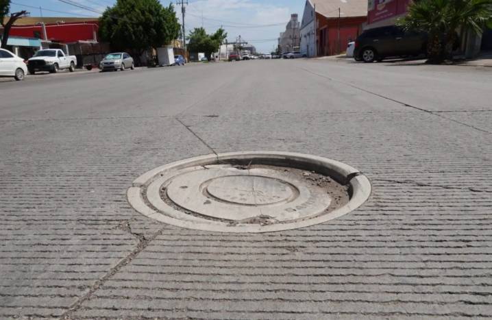 Preocupa a cajemenses tapas de alcantarillas hundidas en la calle Sufragio; Oomapasc trabaja en cambiarlas