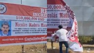 Valla con recompensa por Nicolás Maduro y Diosdado Cabello apareció en vía que comunica a Colombia con Venezuela; hombre la tiró al piso