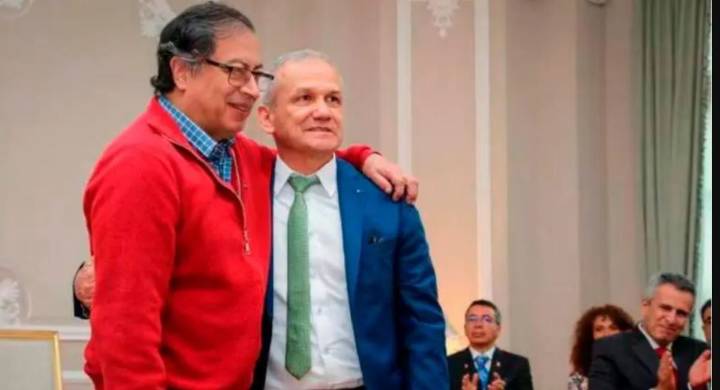 Tras ordenarse captura al exdirector del Dapre, gobierno lo habría ayudado a escapar Así se reveló el día de hoy a través de un informe, donde se indica que el implicado por el desfalco a la Ungrd, co