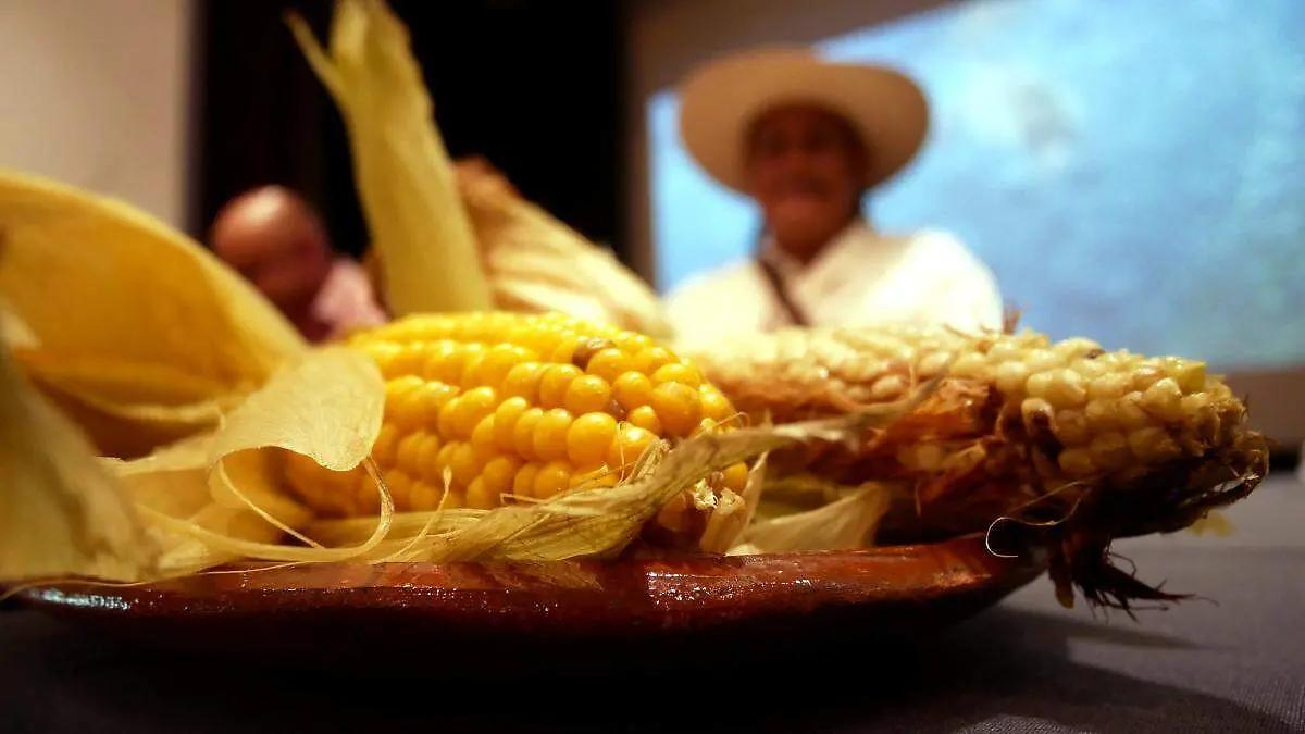 Pozole, atole de grano, uchepos y más en la Feria del Elote en Tarejero