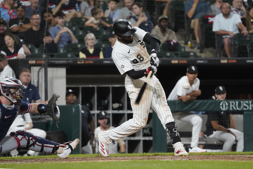 Luis Robert, jardinero central de Medias Blancas, abandona juego por dolor en el muslo izquierdo