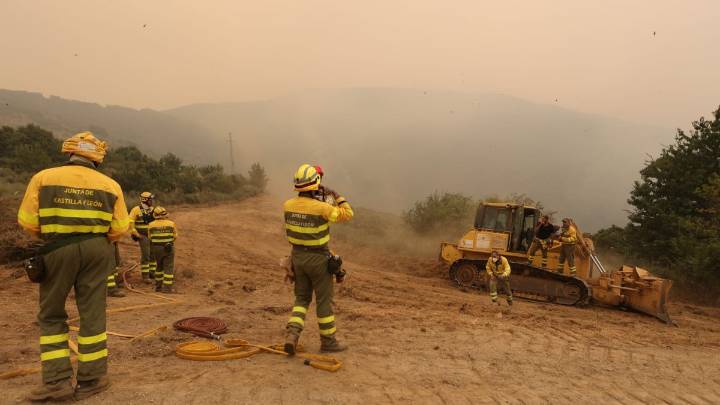 Continúan en el Valle de Fornela los trabajos de extinción por el incendio de Anllares del Sil