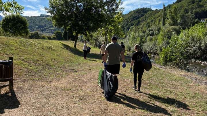 Los "guardianes del Nalón" limpian el cauce tras el Descenso Folklórico: "Cuidar el río es cuidar nuestra fiesta"