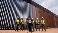 EU pinta de negro el muro fronterizo con México para subir la temperatura y frenar el paso de migrantes
