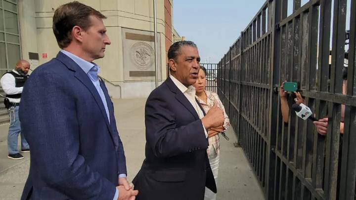 Juez de EU ordena al ICE mejorar condiciones en centro de detención de inmigrantes en Nueva York
