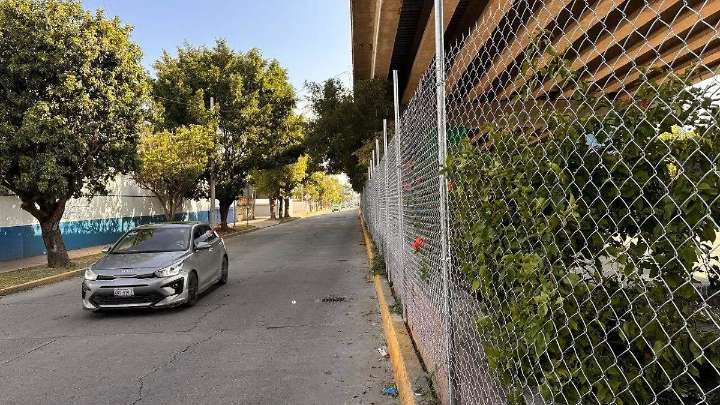 Cierran accesos con rejas a migrantes al Puente Siglo XXI en Irapuato