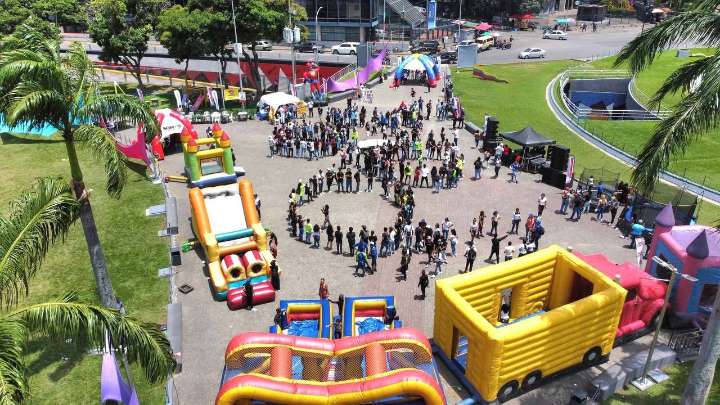 Familias improvisan opciones de recreación ante planes vacacionales inaccesibles