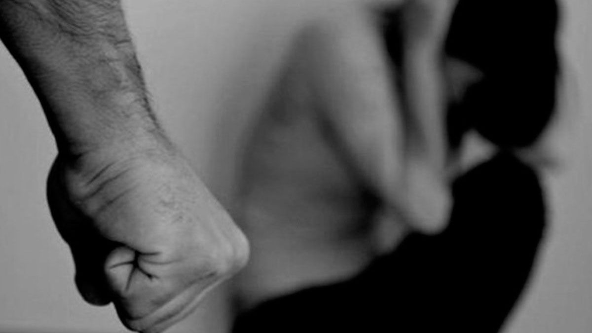Sigue la búsqueda de sujeto que golpeó y quemó con un cuchillo a una abogada