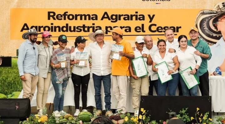 Presidente Petro entrega 6.805 hectáreas a 800 familias campesinas y comunidades étnicas en el Cesar