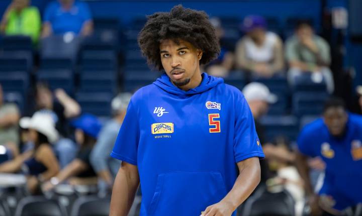 Ethan Thompson firma un contrato Exhibit 10 con el Heat de Miami