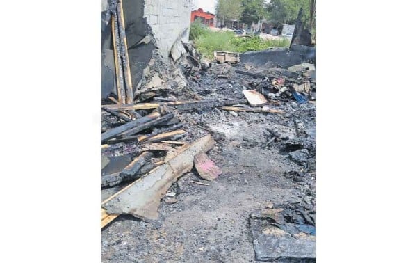 Queda su hogar reducido a carbón
