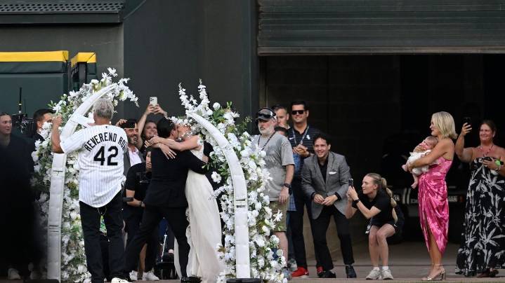 White Sox celebrate showman Bill Veeck with wedding, 50-foot hot dog, petting zoo at ballgame