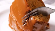 Si tenés 3 huevos, poné la pava y hacete este tremendo budín de dulce de leche que es una bomba