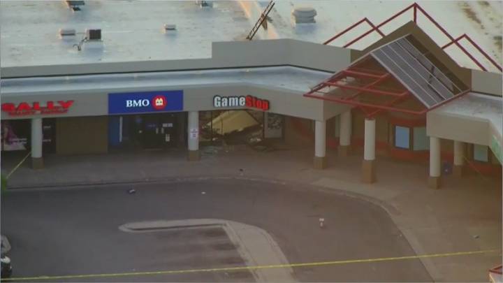 Chicago officer injured, fired gun after GameStop smash