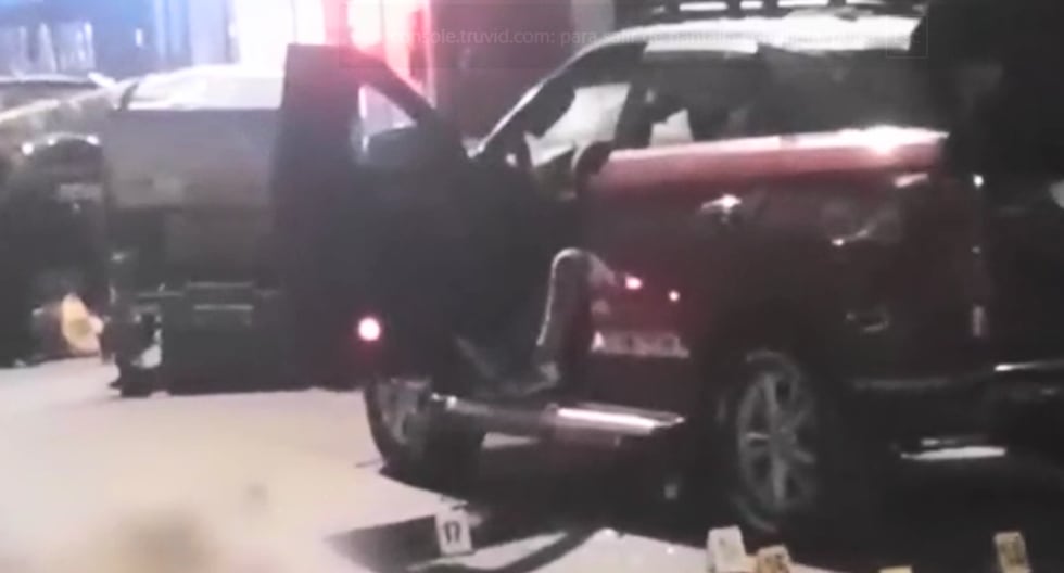 Huaral: Presuntos sicarios matan a padre e hijo adolescente mientras lavaban su camioneta Investigadores creen que se trataría de un crimen por venganza. Esperan las cámaras de seguridad para identifi