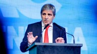Caputo reconoció que la suba de tasas afecta la economía, pero promete que “la recuperación será rápida”