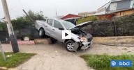 Vehículo termina arriba de una reja de una casa tras colisionar con otro auto y un árbol en Renca