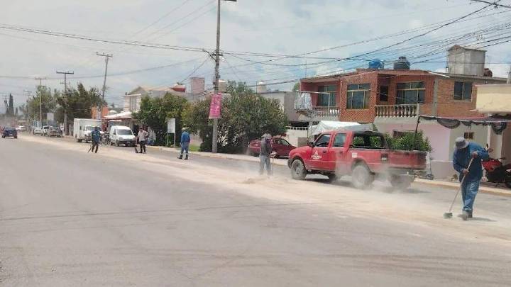 Atitalaquia: Camión derrama aceite en calle Insurgentes