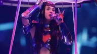 Katy Perry sufre descarga eléctrica en pleno concierto por falla técnica