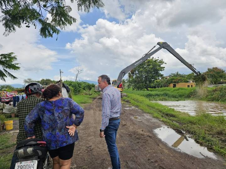 SAPAZ y Módulos de Riego refuerzan limpieza de drenes y canales para prevenir inundaciones