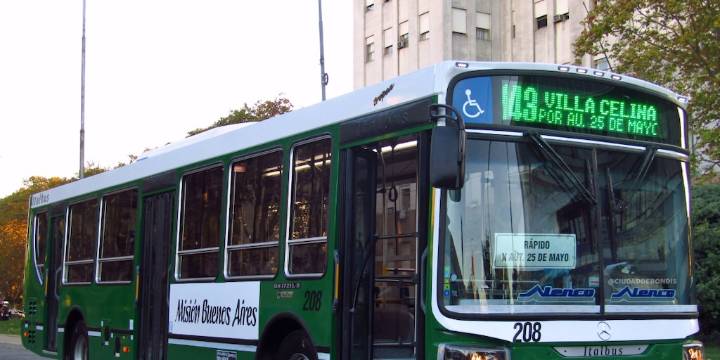 Tragedia en Villa Celina: una anciana de 81 años fue atropellada por el colectivo del que se bajaba y murió