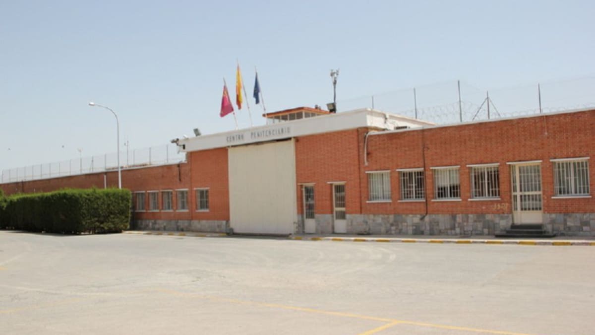 Un preso mata a su compañero de celda con la tapa de una lata de atún en la prisión Murcia I