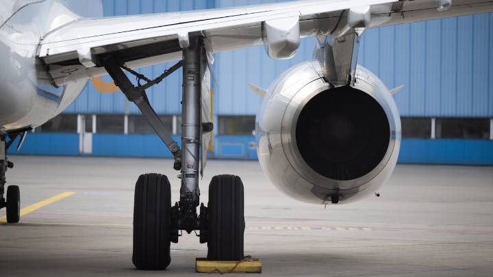 ¿Con qué se inflan las llantas de un avión, cuánto peso resisten y cada cuánto se tienen que cambiar?