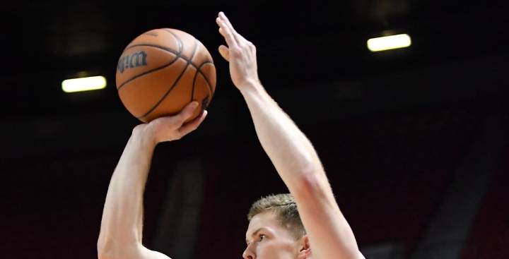Report: Spurs re-sign Riley Minix to two