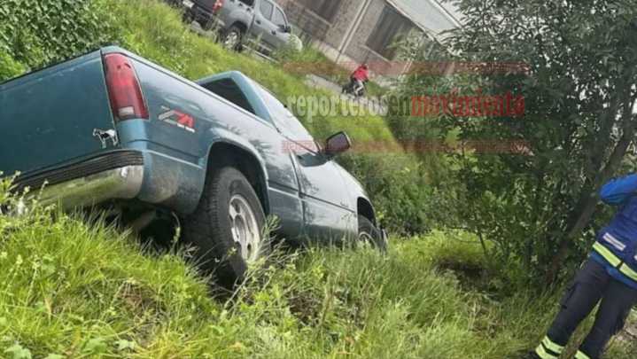 CAMIONETA CAYÓ A CANAL DE AGUAS NEGRAS EN ATLACOMULCO
