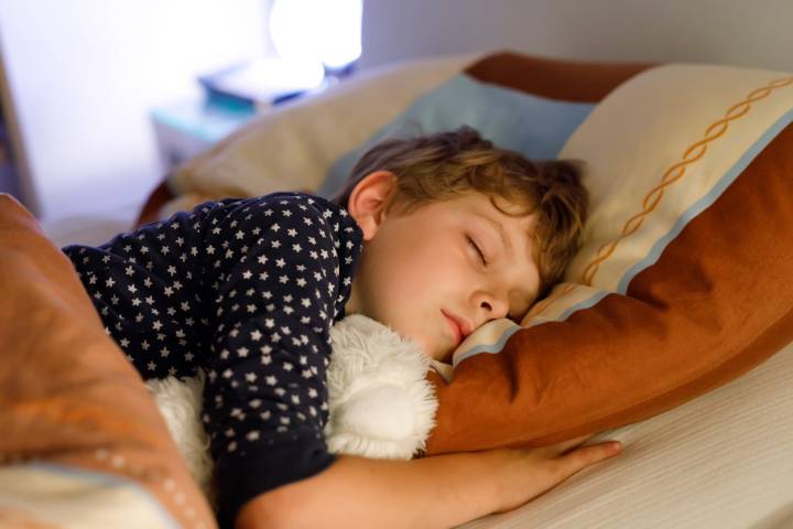 Regreso a clases 2025: cómo preparar a los hijos para retomar hábitos de sueño saludables