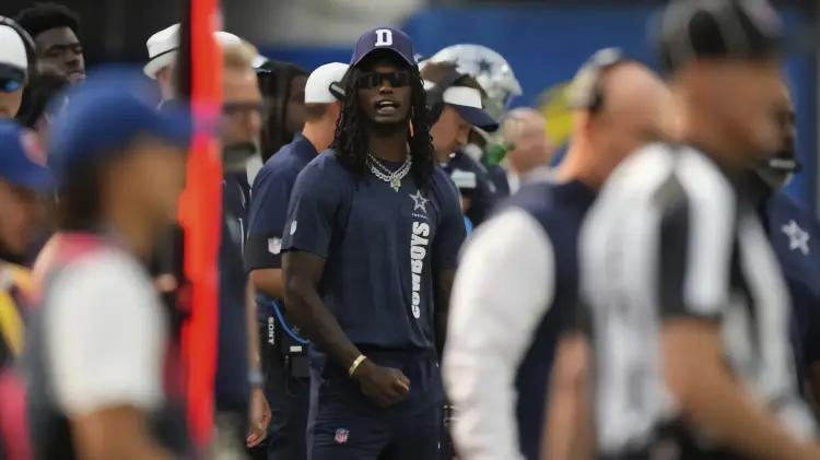 Árbitro choca con CeeDee Lamb en insólito incidente durante pretemporada de Cowboys